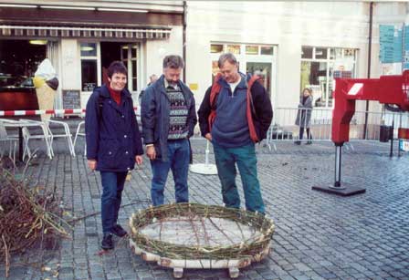 Frau Dr. Stuckle, Hans Daiber und Herr Bolender im Oktober 2002 beim Anbringen des Nestes in Isny.